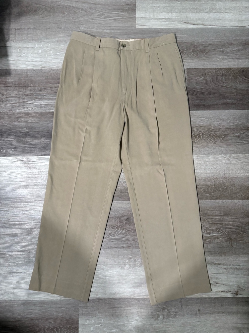 Tommy Bahama Men's Pleated Chino Pants in Light Khaki